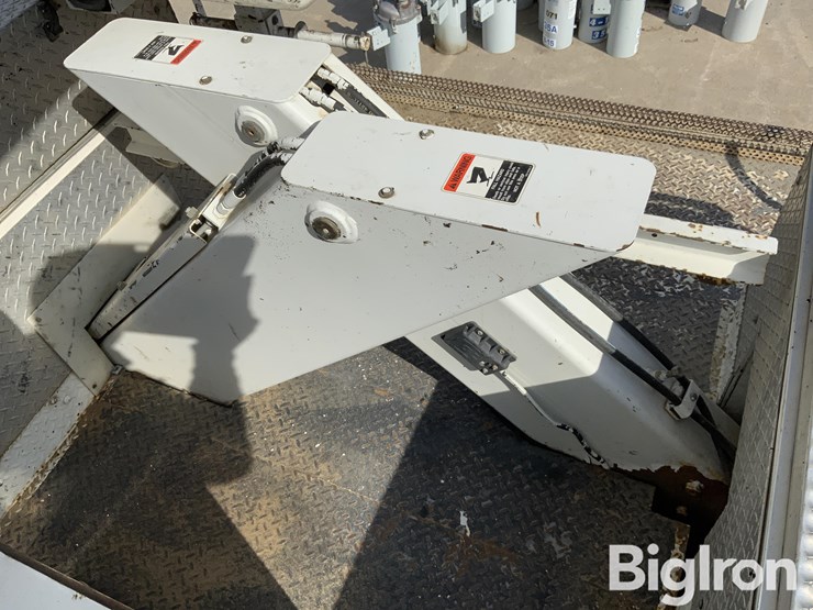 2010-freightliner-m2-106-image-19