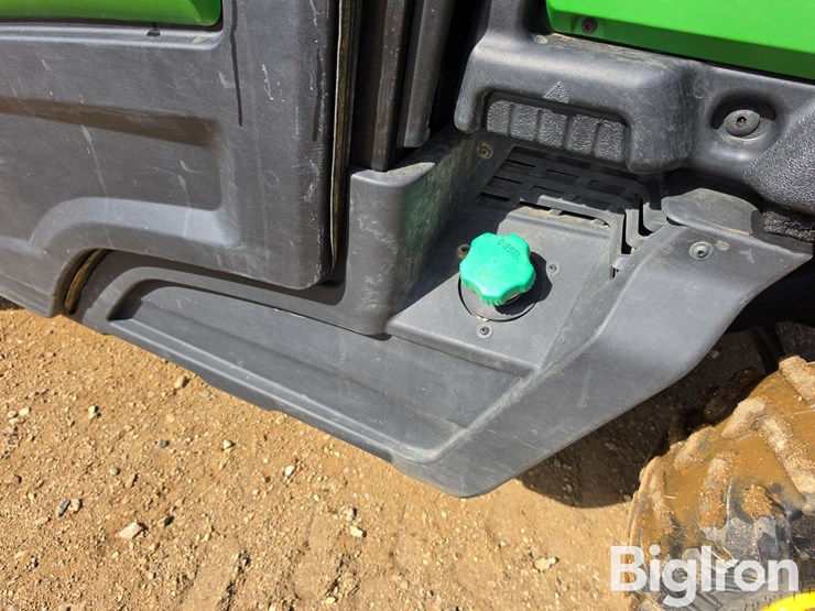 2021-john-deere-gator-image-9