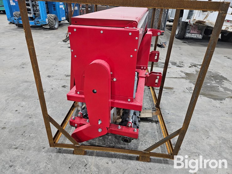 2025-massey-ferguson-730-image-4