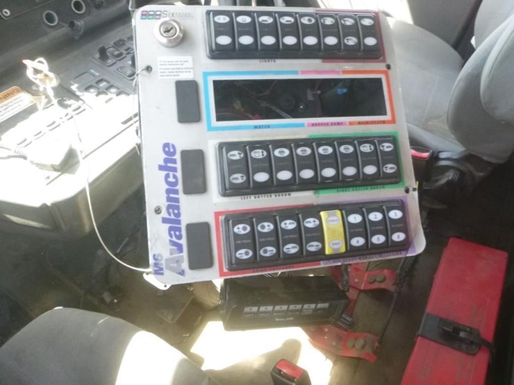 2017-freightliner-m2-106-image-16