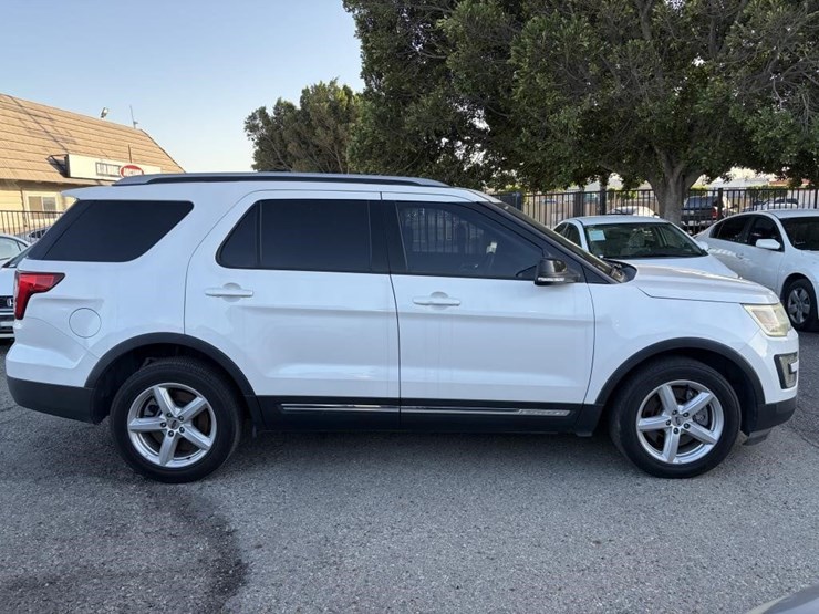 2016-ford-explorer-xlt-image-8