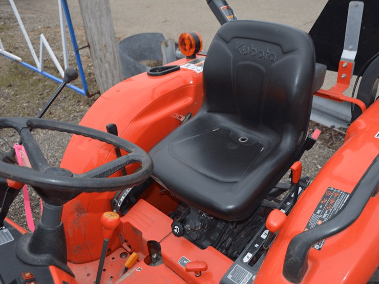 kubota-3301dt-with-la525-loader-image-9
