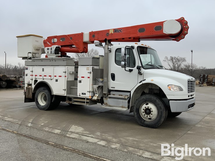 2012-freightliner-m2-106-image-11