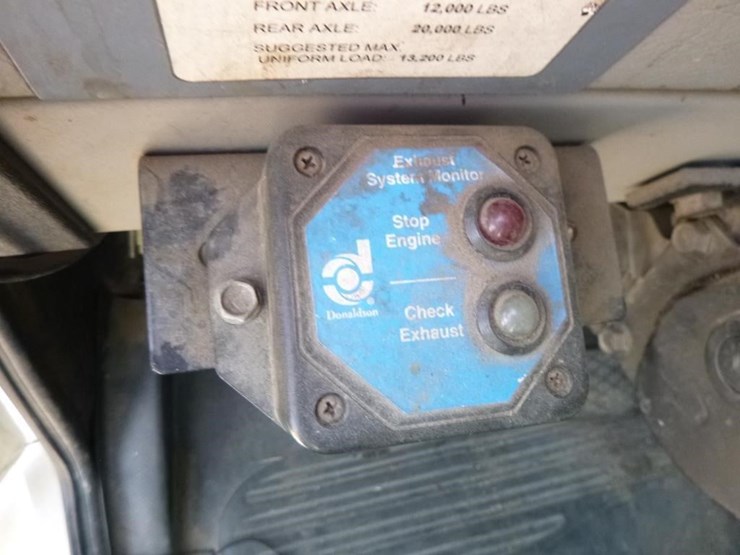 2001-freightliner-fl70-image-12