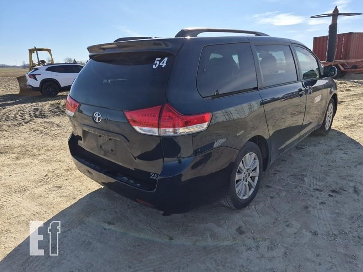 2011-toyota-sienna-image-6