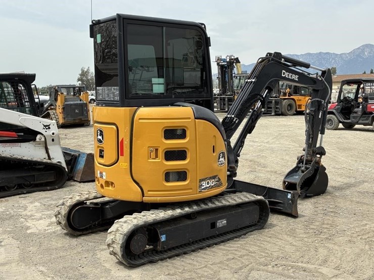 2023-deere-30g-image-3