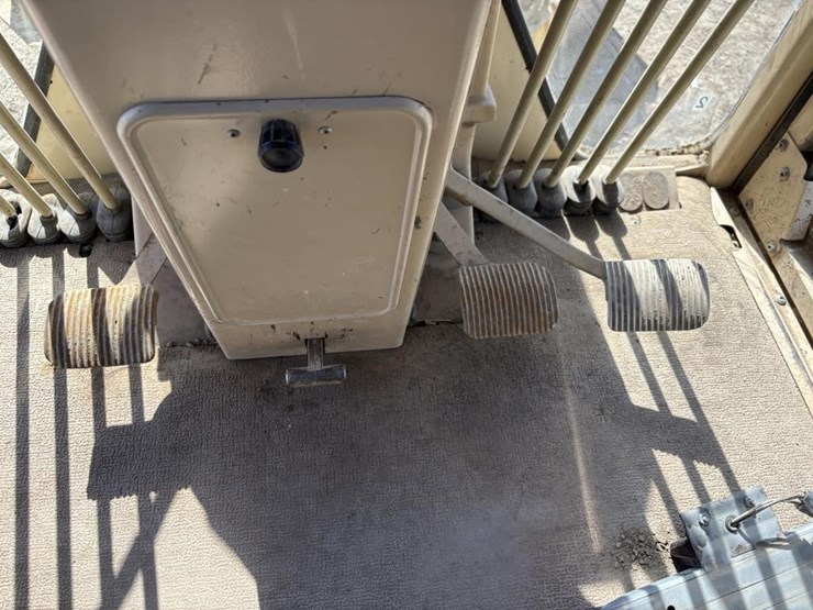 2006-caterpillar-143h-image-54