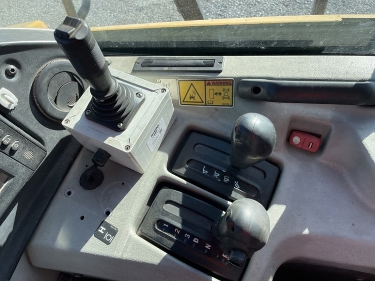 2013-caterpillar-740b-image-27