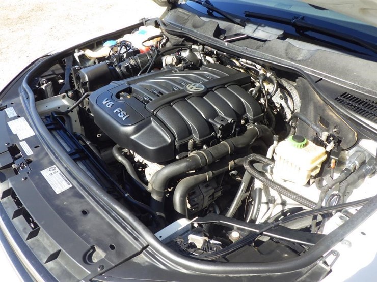 2012-volkswagen-touareg-image-10