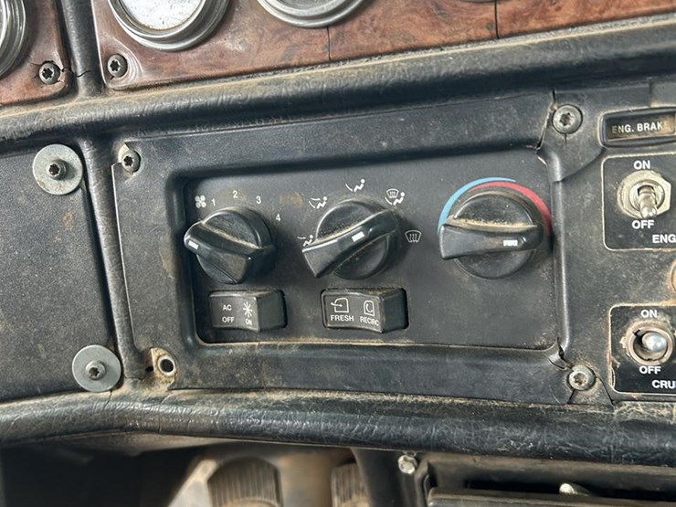 2004-peterbilt-357-image-49