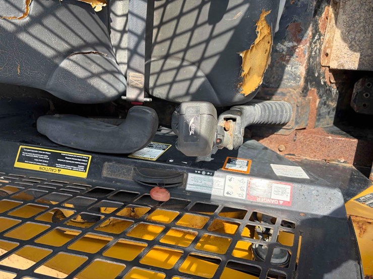 john-deere-332-image-9