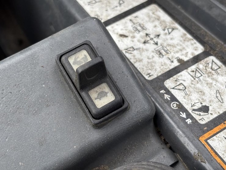 2022-deere-325g-image-29