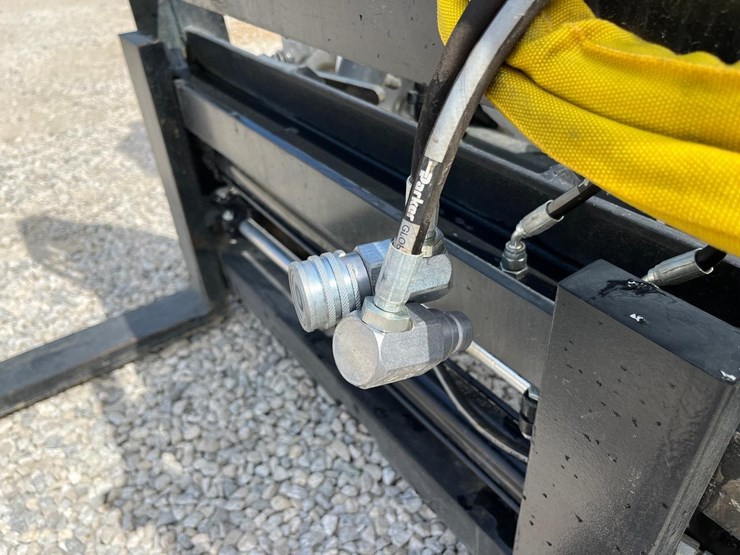 wildcat-48"-hydraulic-skid-steer-forks-with-walk-through-design-image-6