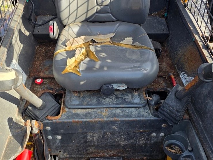 new-holland-l220-image-36