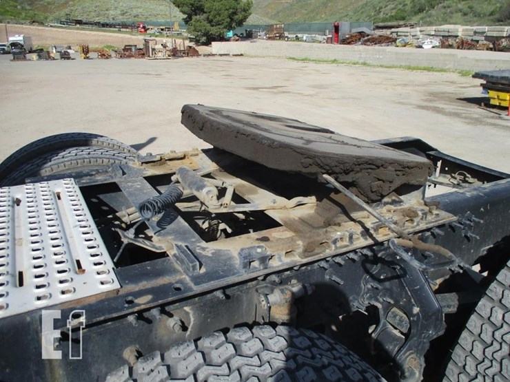 2015-volvo-10-image-22