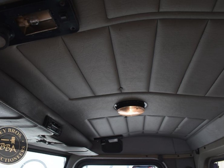 2005-peterbilt-385-image-35