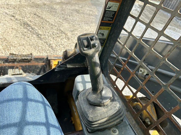 2019-deere-317g-image-20
