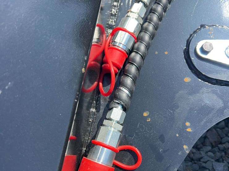 sdlanch-mini-skid-steer-hydraulic-sweeper-image-3