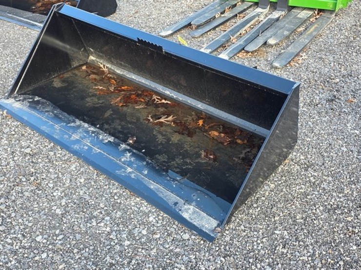 new-swict-66"-skidloader-bucket-image-4
