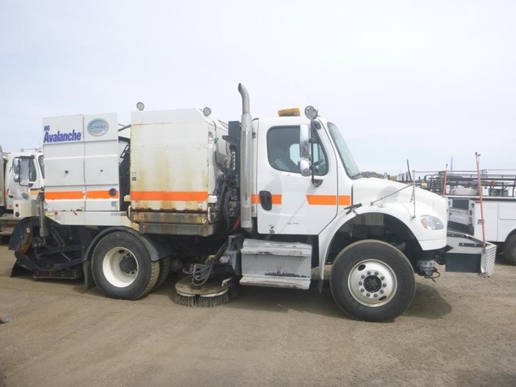 2016-freightliner-m2-106-image-8