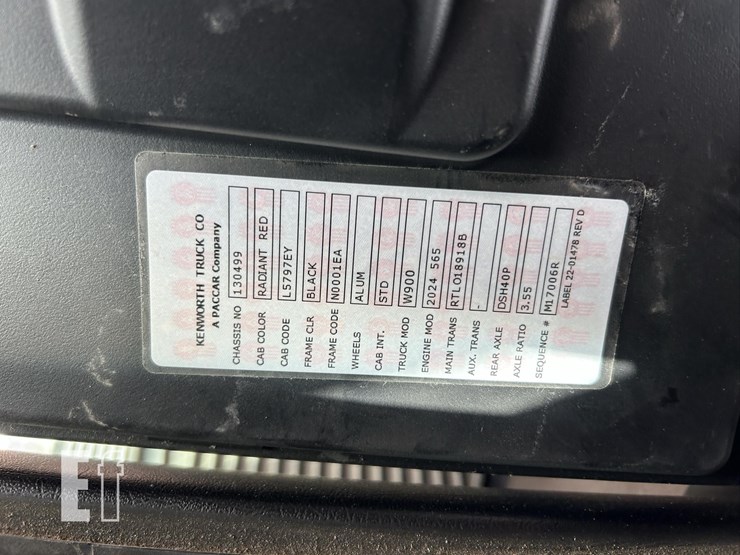 2025-kenworth-w900-image-33