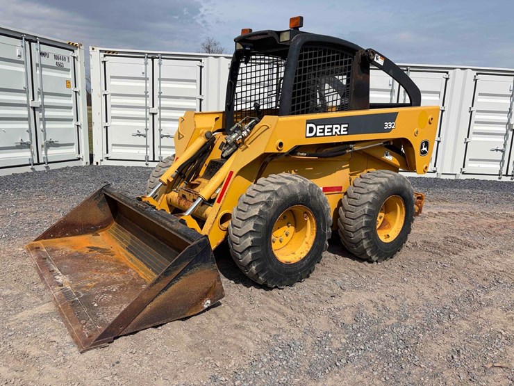 john-deere-332-image-1