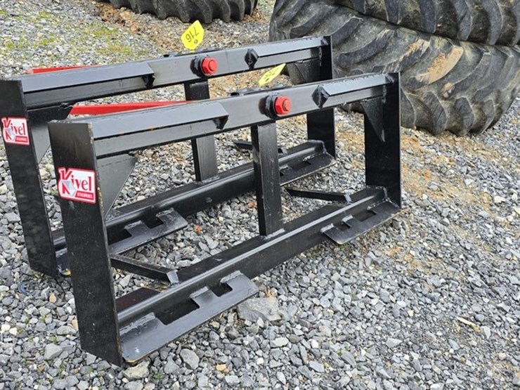 new-kivel-single-skidloader-bale-spear-image-2