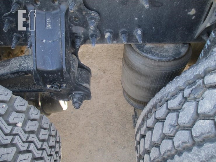 2015-volvo-10-image-25