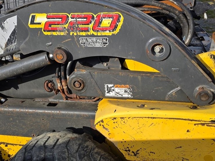 new-holland-l220-image-21