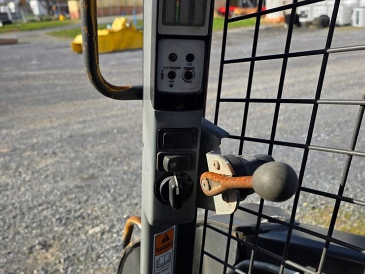 new-holland-l220-image-39