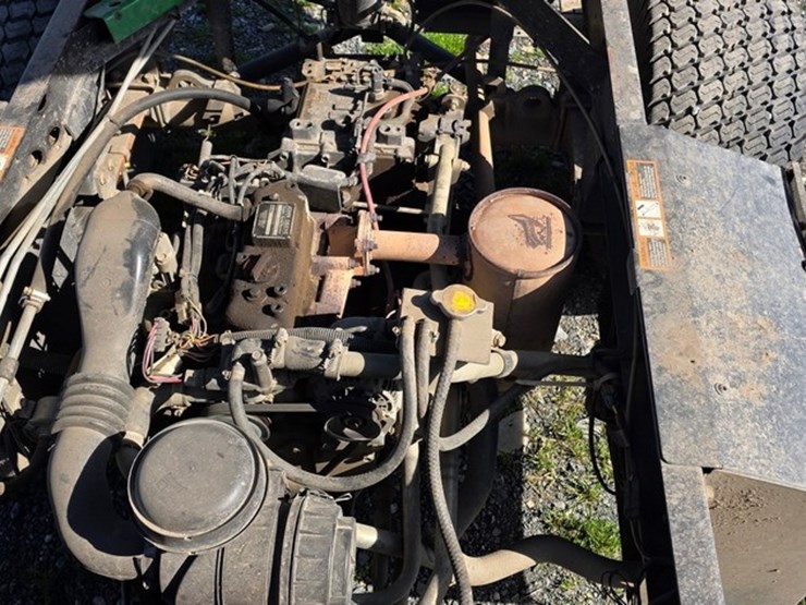 2020-john-deere-gator-image-18