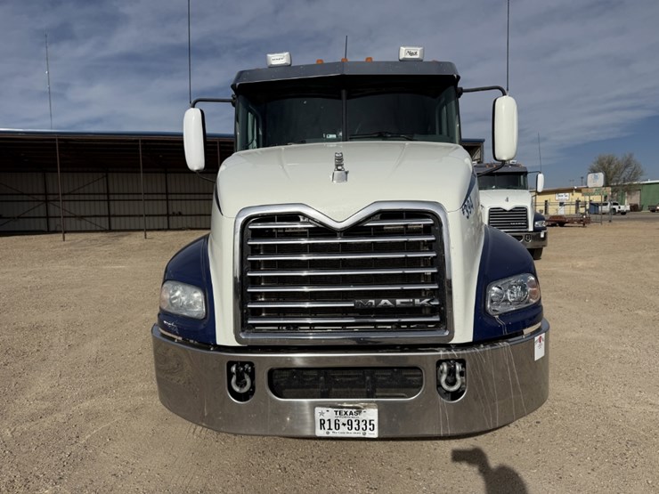 2015-mack-pinnacle-cxu613-image-2