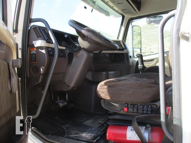 2015-volvo-10-image-7