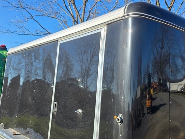 new-2005-carry-on-2-axle-box-trailer-(title)-image-18