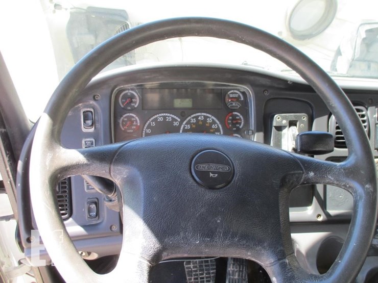 2014-freightliner-business-class-m2-106-image-12