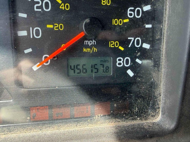 2002-volvo-tandem-axle-road-tractor-image-16