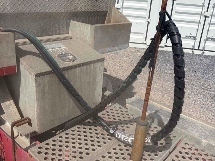 2002-volvo-tandem-axle-road-tractor-image-7