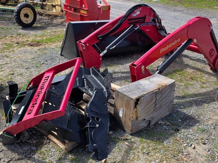 new-mahindra-7095clgc-euro-loader-image-4