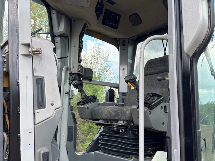 2011-caterpillar-140m2-vhp-plus-image-25