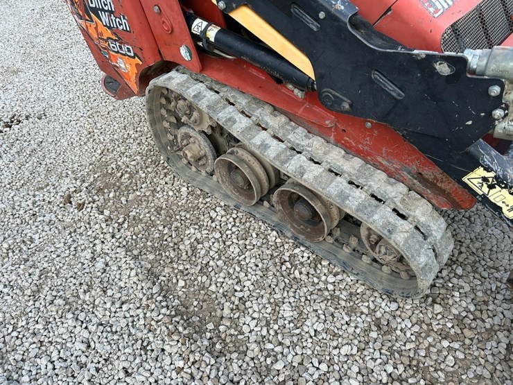 2017-ditch-witch-sk600-image-13