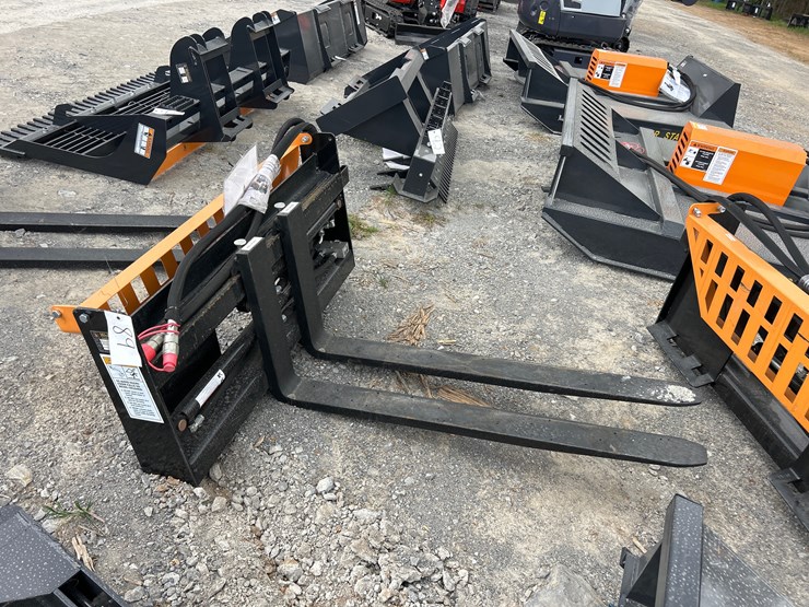 #89-•-hydraulic-skid-steer-pallet-forks-image-1