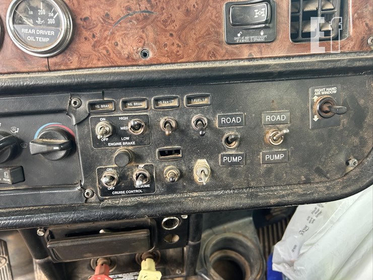 2004-peterbilt-357-image-48