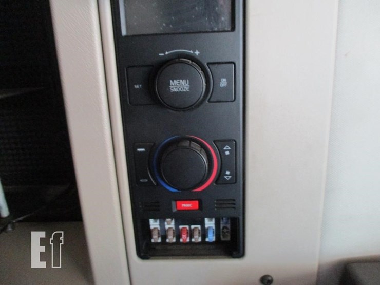 2015-volvo-10-image-18