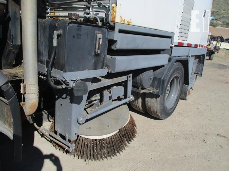 2004-gmc-t7500-image-19