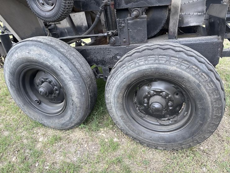 #118-•-tyler-5-ton-fertilizer-spreader-trailer-image-8