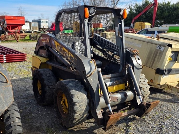 new-holland-l220-image-1