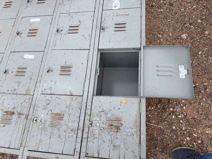 set-of-gray-metal-multi-compartment-lockers,-25-doors-image-6