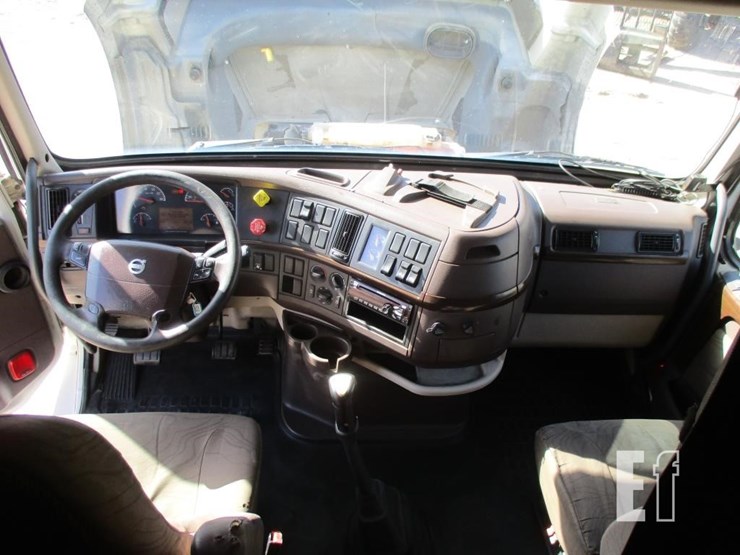 2015-volvo-10-image-17