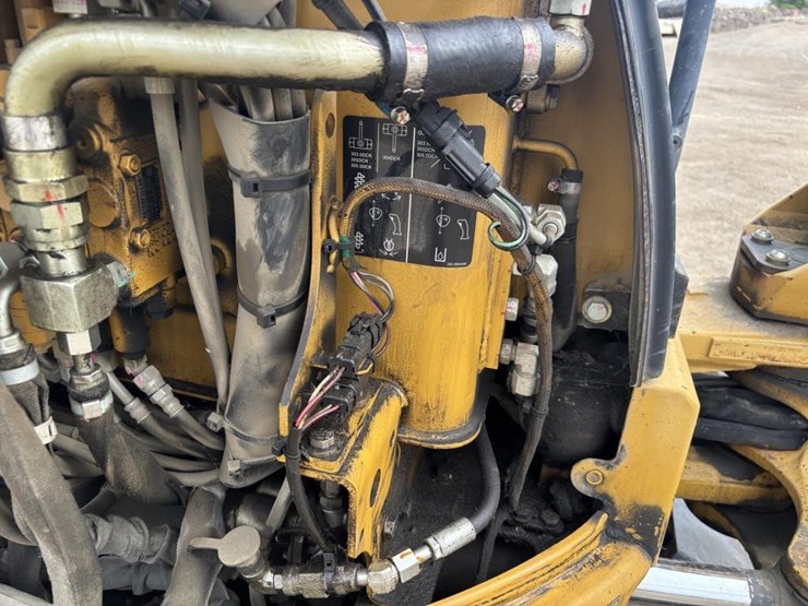 2010-caterpillar-303-image-44