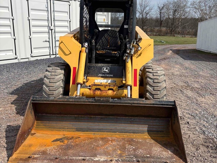 john-deere-332-image-2